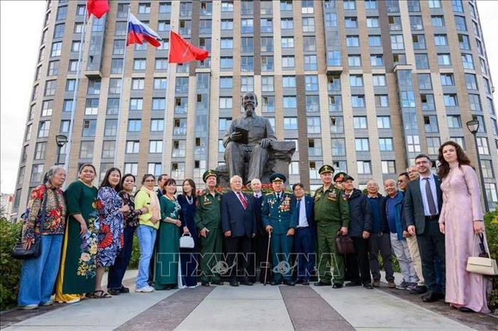 Lễ dâng hoa tại tượng đài Hồ Chủ tịch tại St.Petersburg. Ảnh: TTXVN phát