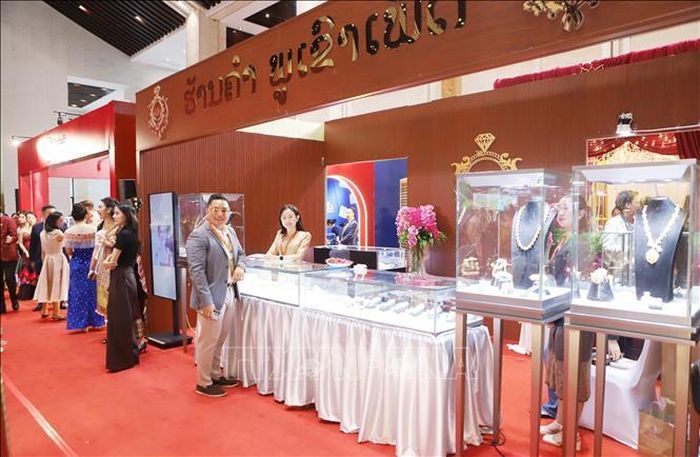 Một góc các gian hàng Vàng Lào tại sự kiện. Ảnh: Xuân Tú/TTXVN