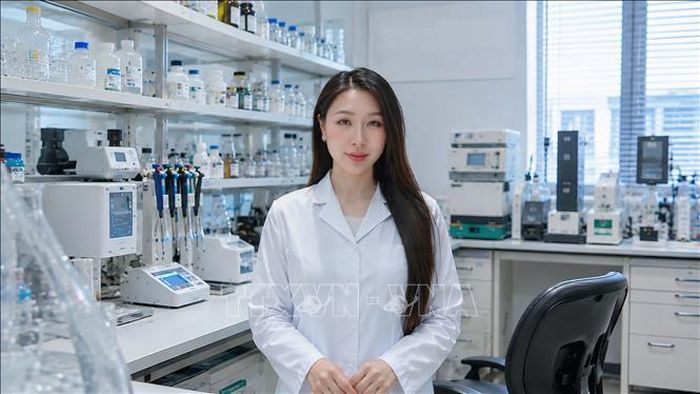 Chị Phạm Thi Thu Ba trong một giờ thí nghiệm trong phòng Lab hiện đại tại Viện công nghệ sinh học nông nghiệp - trường Đại học Nông nghiệp Quốc gia Nga mang tên K.A. Timiryazev. Ảnh: TTXVN phát