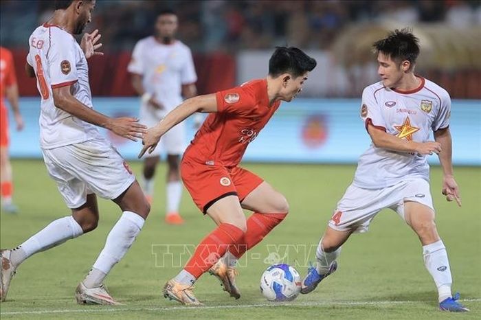 Nỗ lực đi bóng của Đình Bắc (CAHN).