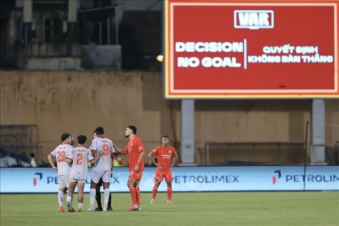 Tình huống trọng tài check VAR nhưng không có bàn thắng gỡ hoà cho Hồng Lĩnh Hà Tĩnh.