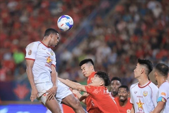 Nỗ lực của các cầu thủ Hồng Lĩnh Hà Tĩnh nhưng không thành công.