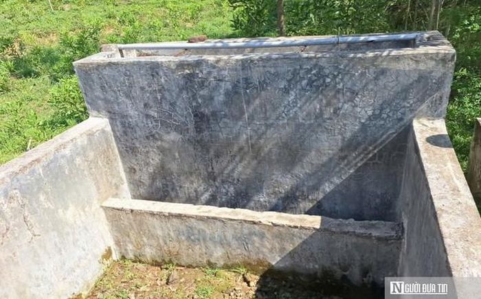 Các bể chứa nước cạn trơ đáy.
