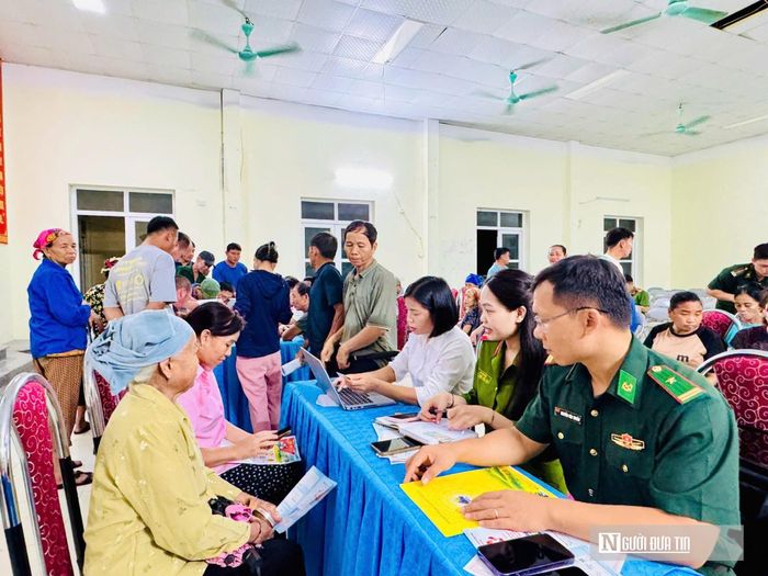 Các đối tượng người già, người yếu thế được ưu tiên hàng đầu trong thực hiện các thủ tục.