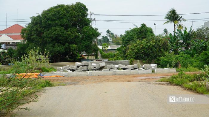 Theo ghi nhận Người Đưa Tin, nhiều hạng mục của dự án đã được thi công trên phần diện tích mặt bằng được bàn giao, song tổng thể công trình vẫn chưa thể hoàn thiện do phần diện tích còn lại chưa được giải phóng.