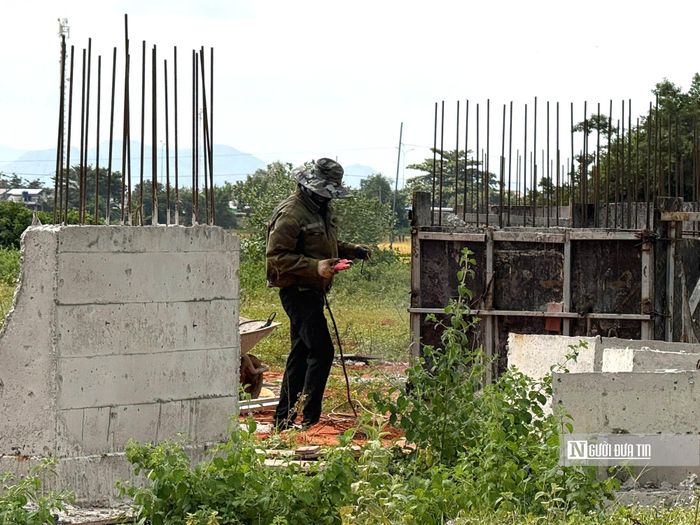 Một số hộ dù đã nhận tiền bồi thường nhưng vẫn chưa bàn giao mặt bằng do còn kiến nghị liên quan đến hiện trạng nhà ở, bố trí đất tái định cư hoặc đề nghị được xem xét giải quyết các quyền lợi liên quan. Ngoài ra, một số trường hợp chưa thống nhất phương án bồi thường, hỗ trợ và tái định cư. Đây là nguyên nhân trực tiếp khiến chủ đầu tư không có đủ mặt bằng để triển khai phần khối lượng còn lại.