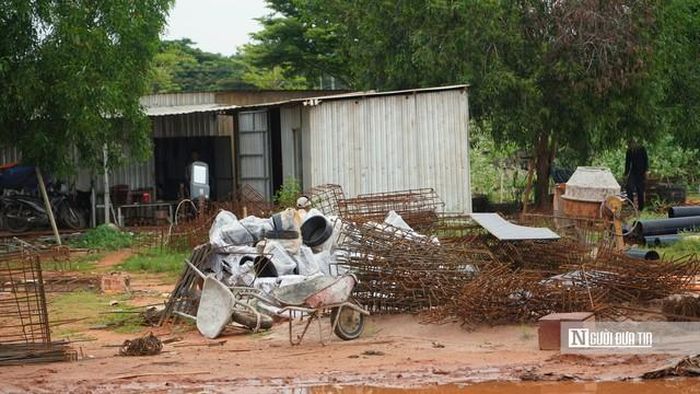 Trao đổi với Người Đưa Tin, ông Đồng Đức Thuận, Trưởng thôn Tiến Hưng (xã Tuyên Quang), cho biết, địa phương đang tiếp tục tuyên truyền, vận động người dân sớm bàn giao đất để dự án có thể triển khai trở lại. “Dự án đã kéo dài quá lâu, trong khi việc chậm triển khai cũng tiềm ẩn nguy cơ ảnh hưởng đến an ninh trật tự trên địa bàn. Đặc biệt, mỗi khi mưa lớn, hệ thống thoát nước gặp vấn đề khiến nước mưa có lúc tràn vào nhà dân, ảnh hưởng đến sinh hoạt”, ông Thuận chia sẻ.
