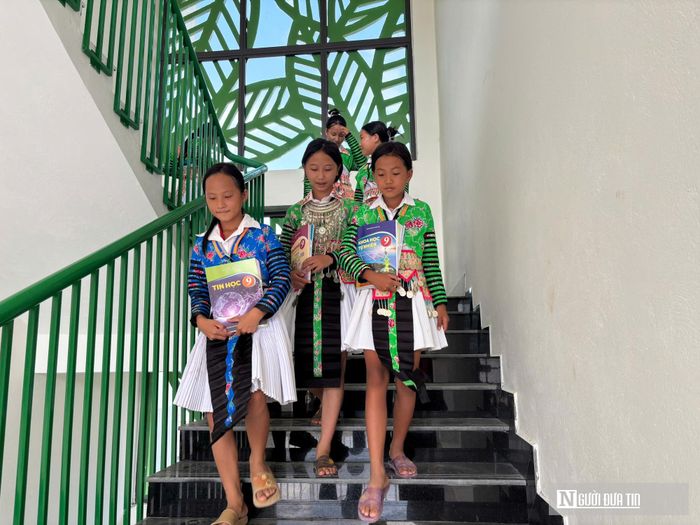 Các em học sinh dân tộc Mông háo hức trong ngôi trường mới khang trang.