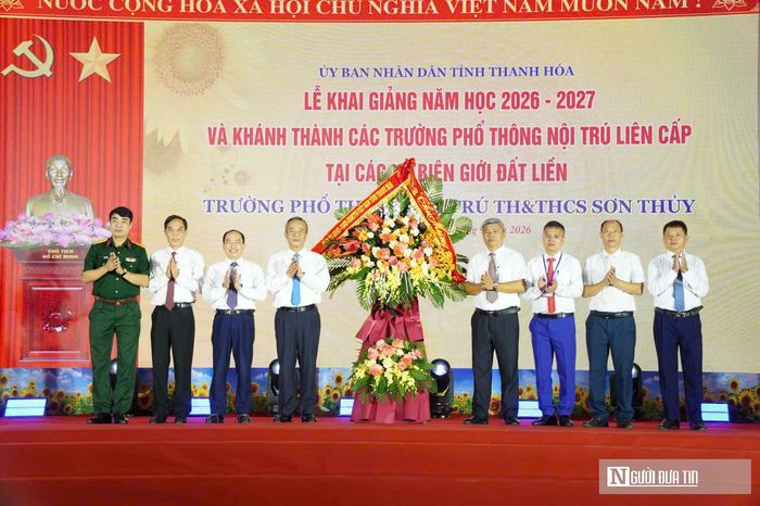 Bí thư Tỉnh ủy Thanh Hóa Lê Đức Thái tặng hoa cho nhà trường.