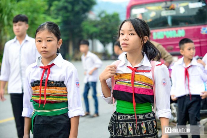 Các học sinh trong trang phục dân tộc Thái đến trường.