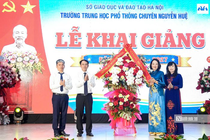 Tại trường THPT chuyên Nguyễn Huệ, Phó Bí thư thường trực Thành ủy Nguyễn Trọng Đông đã tới dự, tặng hoa chúc mừng thầy trò trường THPT chuyên Nguyễn Huệ.