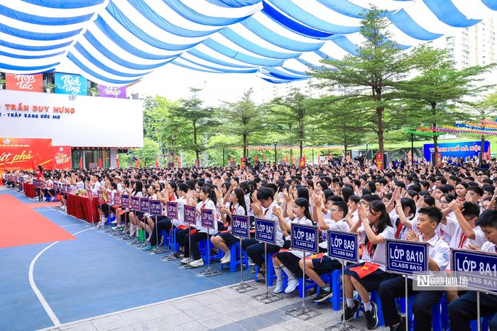 Trường THCS Trần Duy Hưng được lựa chọn làm điểm cầu chính của thành phố Hà Nội, kết nối trực tuyến trực tiếp với điểm cầu trung tâm của Bộ Giáo dục và Đào tạo đặt tại Trường Phổ thông Nội trú Tiểu học và THCS Mường Khương, tỉnh Lào Cai.