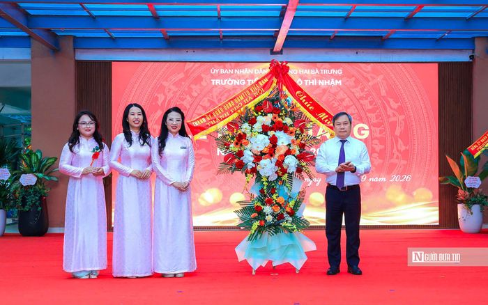 Tặng hoa chúc mừng thầy và trò trường Tiểu học Ngô Thì Nhậm, Chủ tịch UBND thành phố ân cần thăm hỏi, động viên các thầy giáo, cô giáo tiếp tục phát huy tinh thần trách nhiệm, tâm huyết với sự nghiệp “trồng người”; chúc các em học sinh bước vào năm học mới với nhiều niềm vui, chăm ngoan, học giỏi, rèn luyện tốt và đạt nhiều thành tích.