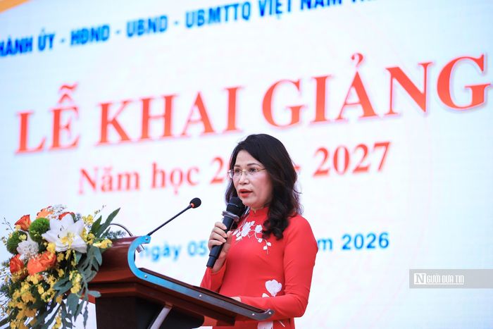 Nhà giáo Lê Kim Anh - Hiệu trưởng Trường Trung học cơ sở Trần Duy Hưng trân trọng cảm ơn lãnh đạo thành phố đã dự lễ khai giảng, động viên thầy và trò nhà trường. 