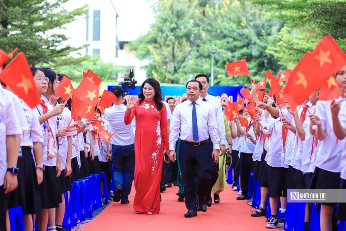 Bí thư Thành ủy Hà Nội Trần Đức Thắng tới dự lễ khai giảng tại trường THCS Trần Duy Hưng (phường Yên Hòa).