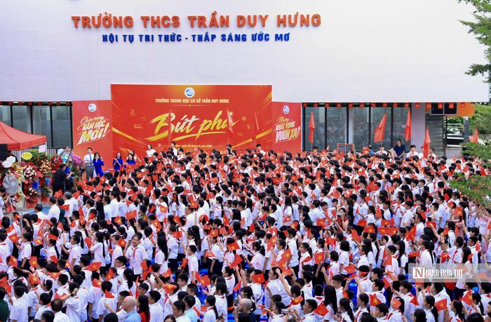 Lễ khai giảng tại Trường THCS Trần Duy Hưng diễn ra trong không khí vui tươi, phấn khởi.