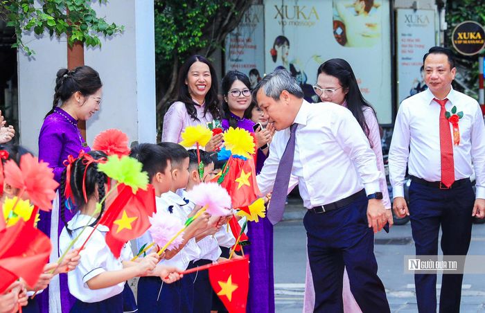 Chủ tịch UBND Thành phố Hà Nội Vũ Đại Thắng dự Lễ khai giảng năm học mới 2026-2027 tại Trường Tiểu học Ngô Thì Nhậm (phường Hai Bà Trưng).