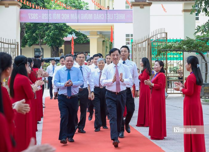 Cũng trong sáng nay, Trưởng Ban Tổ chức Trung ương Nguyễn Duy Ngọc đã tới dự Lễ khánh thành Trường Tiểu học, THCS và THPT Minh Châu, khai giảng năm học 2026-2027 tại xã Minh Châu.