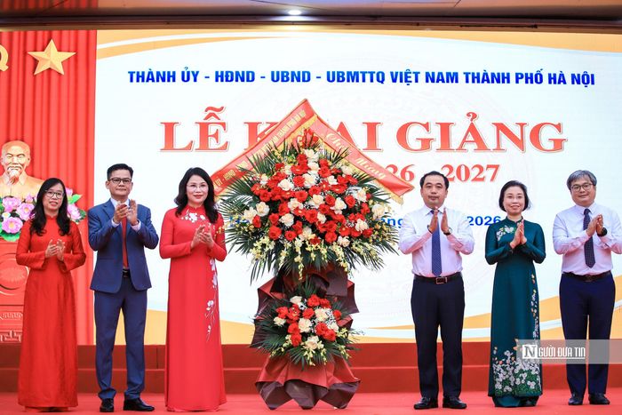 Nhân ngày khai trường, Bí thư Thành ủy Hà Nội cùng lãnh đạo thành phố đã tặng hoa chúc mừng thầy, cô giáo, học sinh Trường THCS Trần Duy Hưng và ngành Giáo dục và Đào tạo Thủ đô.