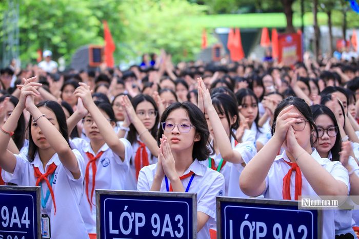 Qua đó tập thể nhà trường xác định trách nhiệm tiếp tục đoàn kết, xây dựng Trường Trung học cơ sở Trần Duy Hưng ngày càng phát triển, trở thành môi trường giáo dục chất lượng, nhân văn, hạnh phúc; góp phần đào tạo những thế hệ học sinh có tri thức, bản lĩnh, khát vọng và trách nhiệm với Thủ đô, đất nước.