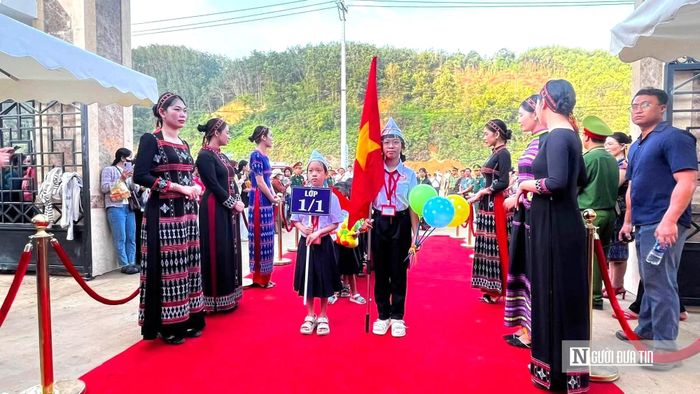 Thầy cô đón học sinh trở lại trường trong không khí háo hức của ngày khai giảng.