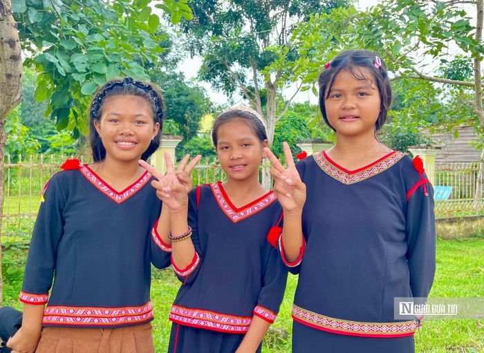 Em Siu Niên (ở giữa) vui mừng khi có trường mới.