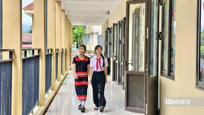 Học sinh phấn khởi bước trong ngôi trường mới khang trang.