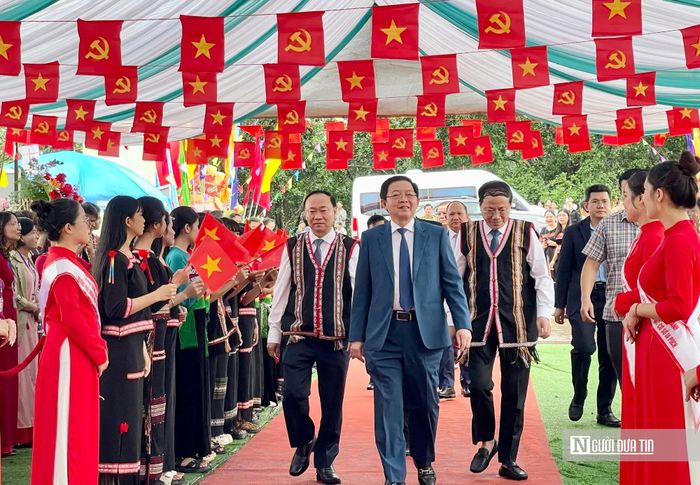 Phó Thủ tướng Hồ Quốc Dũng cùng lãnh đạo tỉnh Gia Lai dự lễ khai giảng tại điểm trường Ia Púch.