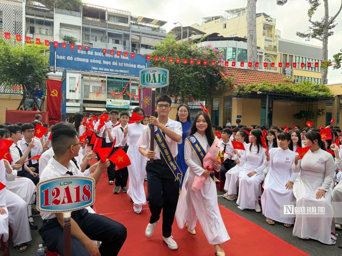 Nghi thức chào mừng các em học sinh lớp 10.