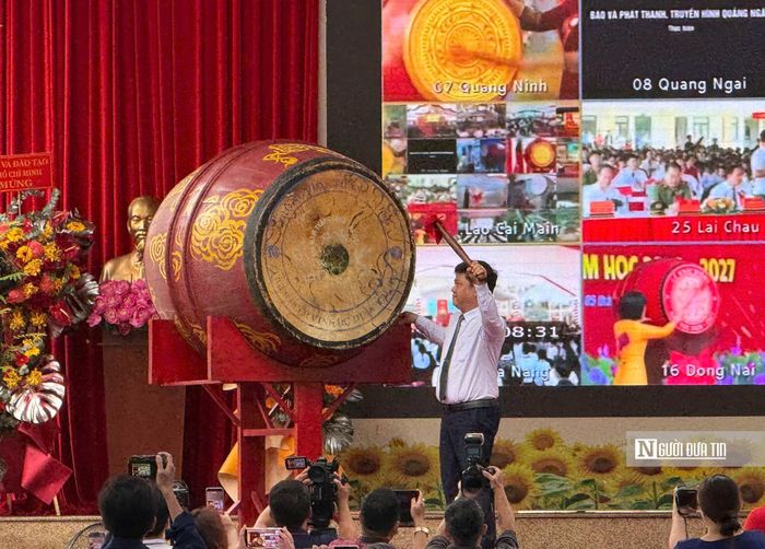 Hiệu trưởng Trường THPT chuyên Lê Hồng Phong Hồ Tấn Minh đánh trống khai giảng.