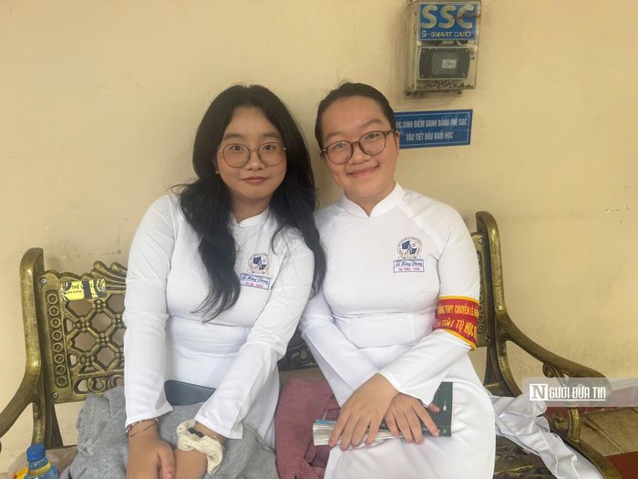 Em Dạ Thảo và Vy An tại lễ khai giảng Trường THPT chuyên Lê Hồng Phong.