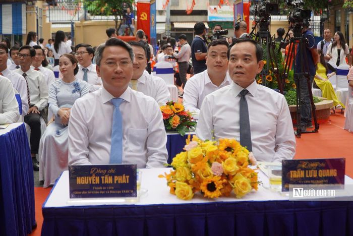 Lãnh đạo Thành ủy, UBND cùng lãnh đạo Sở Giáo dục Đào tạo Tp.HCM đến tham dự khai giảng tại trường THPT Trần Khai Nguyên, phường An Đông, Tp.HCM.