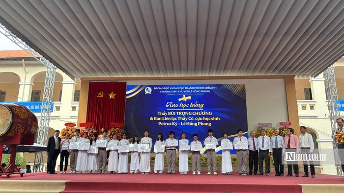 Tại lễ khai giảng, nhà trường trao học bổng trị giá hàng trăm triệu đồng, vinh danh học sinh đạt giải quốc tế, 43 học sinh được tuyển thẳng đại học và 48 học sinh đạt từ 27 điểm trở lên trong kỳ thi tốt nghiệp THPT năm 2026.