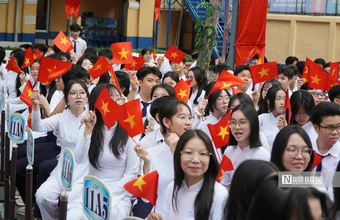 Không khí tại lễ khai giảng Trường THPT Trần Khai Nguyên diễn ra trong sự háo hức của học sinh, đặc biệt là những em lần đầu bước vào môi trường THPT và học sinh khối 12 đang đứng trước năm học cuối cùng của tuổi học trò.
