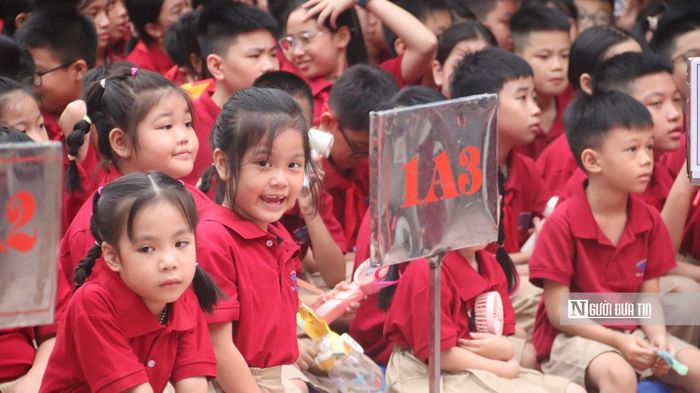 Học sinh Trường Phổ thông cơ sở Nguyễn Đình Chiểu tham dự lễ khai giảng (Ảnh: Quốc Tiệp).