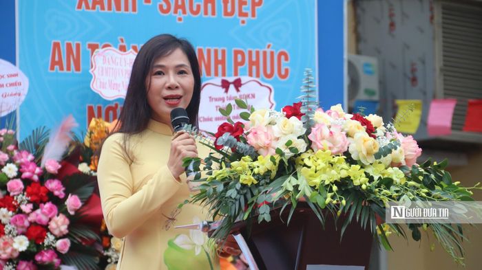 Bà Nguyễn Thị Tuyết Mai phát biểu tại lễ khai giảng (Ảnh: Quốc Tiệp).