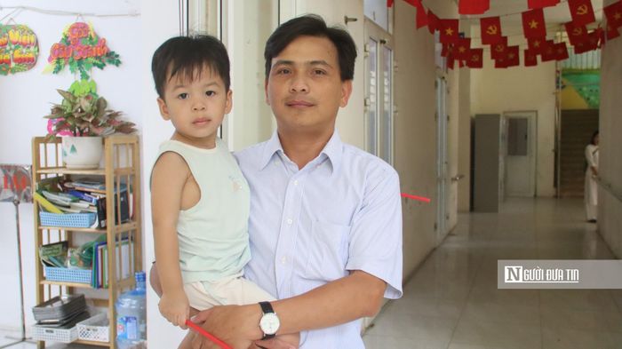 Anh Thuận rất hài lòng khi con được học tập tại Trường Phổ thông cơ sở Nguyễn Đình Chiểu (Ảnh: Quốc Tiệp).