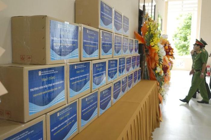 Các thùng SGK và STK của NXBGDVN gửi tặng Nhà trường.