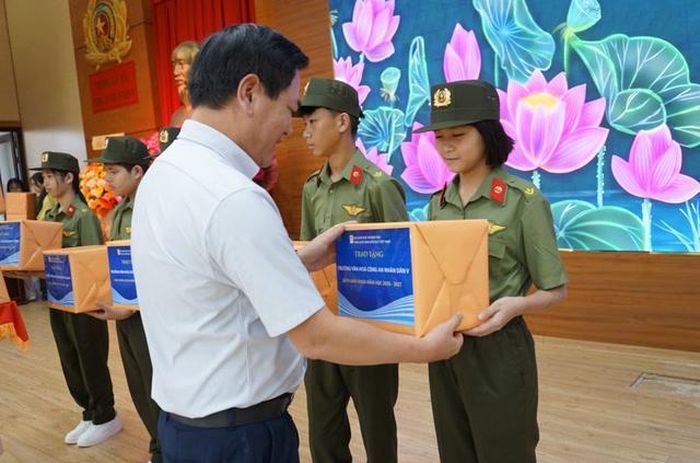 Ông Lê Huy – Phó Tổng Giám đốc NXBGDVN tặng sách cho các em học sinh của Trường.