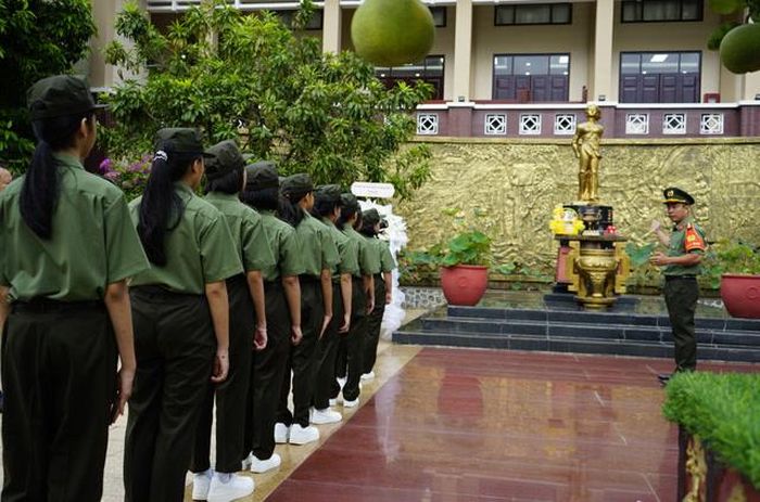 Giáo viên và học sinh chụp hình tại Tượng đài Anh hùng liệt sĩ Võ Thị Sáu trong khuôn viên trường.