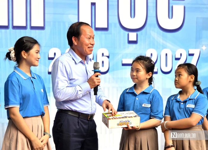 Phó Thủ tướng Lê Tiến Châu gửi lời động viên học sinh Trường Hy Vọng tiếp tục nỗ lực học tập, rèn luyện và trưởng thành.