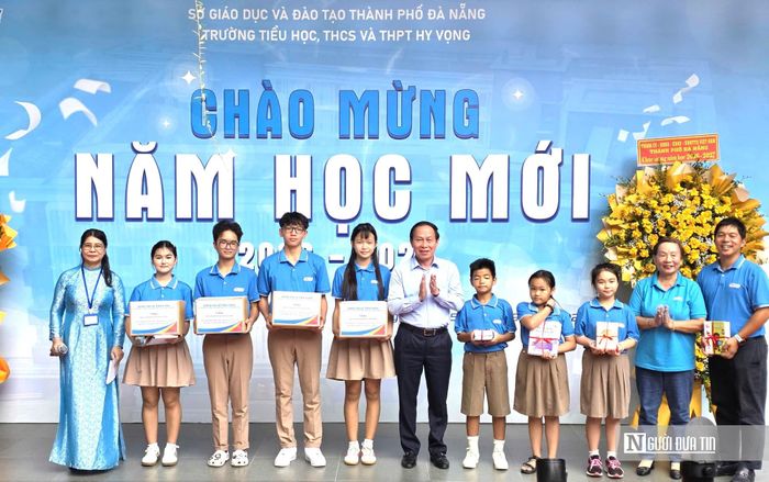 Phó Thủ tướng Lê Tiến Châu trao quà cho học sinh Trường Hy Vọng, gửi gắm sự quan tâm và động viên trong năm học mới.