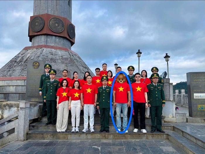 Ngay sau đó, Trâm Anh đăng bức ảnh "giải mã" người bị che mặt là mình, cô cũng đặt biểu tượng chú gấu vào vị trí của Trương Thế Vinh. Ảnh: FBNV