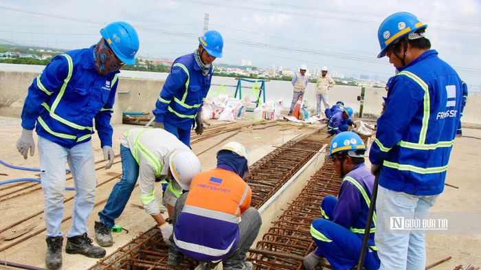 Các công nhân khẩn trương thi công, hoàn thiện những hạng mục cuối cùng trên tuyến cao tốc Bến Lức - Long Thành, quyết tâm đưa dự án về đích đúng tiến độ.
