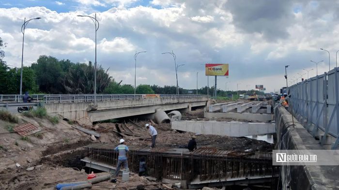 Công nhân cùng máy móc, thiết bị đang khẩn trương thi công trên cao tốc Tp.HCM - Long Thành, tăng tốc hoàn thành các hạng mục theo kế hoạch.