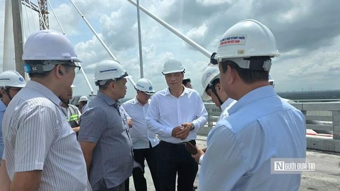 Thứ trưởng Bộ Xây dựng Phạm Minh Hà kiểm tra thực địa tại cầu Phước Khánh, yêu cầu các đơn vị tăng tốc thi công, bảo đảm tiến độ, chất lượng và an toàn công trình.