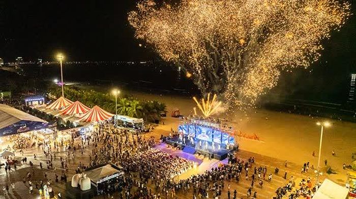 Trình diễn pháo hoa bên bờ biển trong khuôn khổ Lễ hội An Hải Festival .
