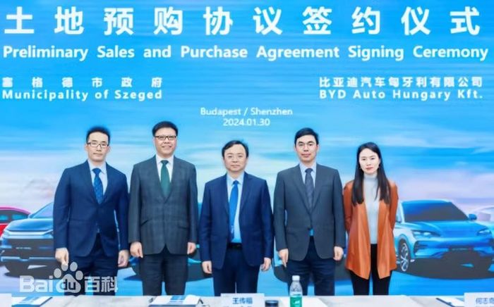 Vương Truyền Phúc tại lễ ký thỏa thuận mua đất để xây dựng nhà máy sản xuất xe của BYD ở Hungary. Ảnh: Baidu.
