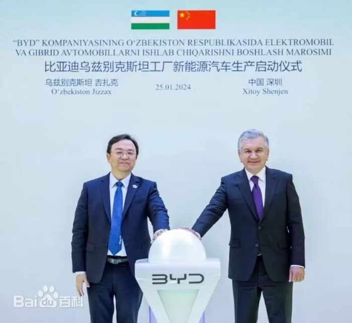 Vương Truyền Phúc và Tổng thống Uzbeckistan bấm nút khởi công xây dựng Nhà máy liên doanh sản xuất xe điện. Ảnh: Baidu.