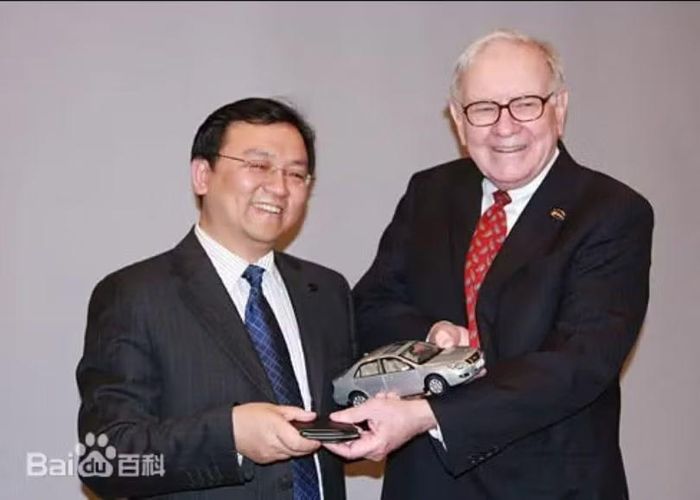Năm 2008, ông trùm cổ phiếu Mỹ Warren Buffet bỏ 230 triệu USD mua 10% cổ phiếu của BYD. Ảnh: Baidu.